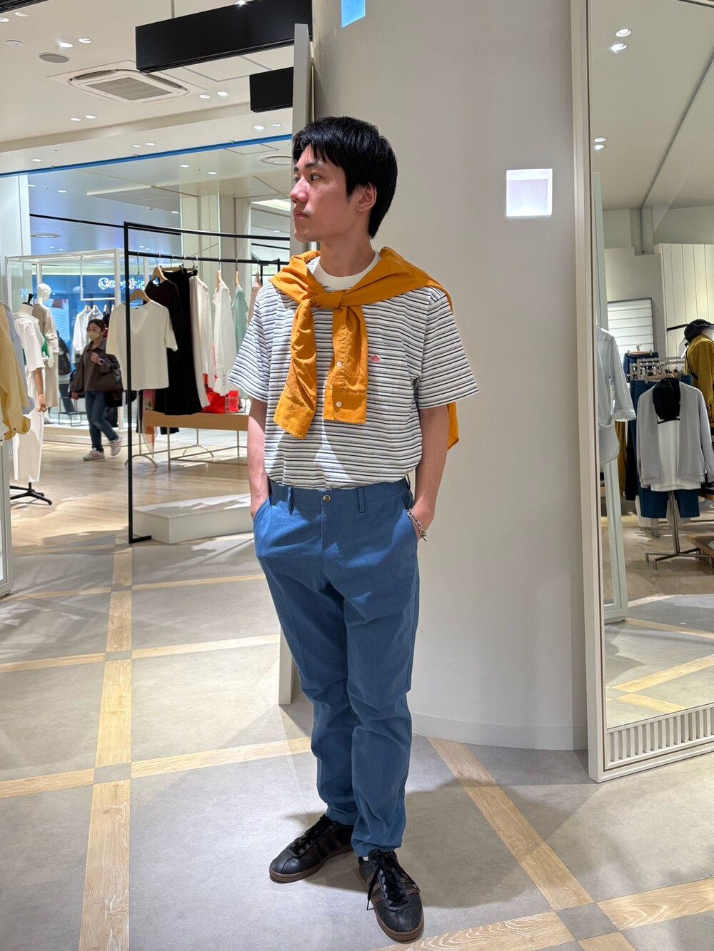 ホワイト系のTシャツ/カットソー、ブルー系のデニムパンツを着用したメンズの春コーディネートの4枚目の写真