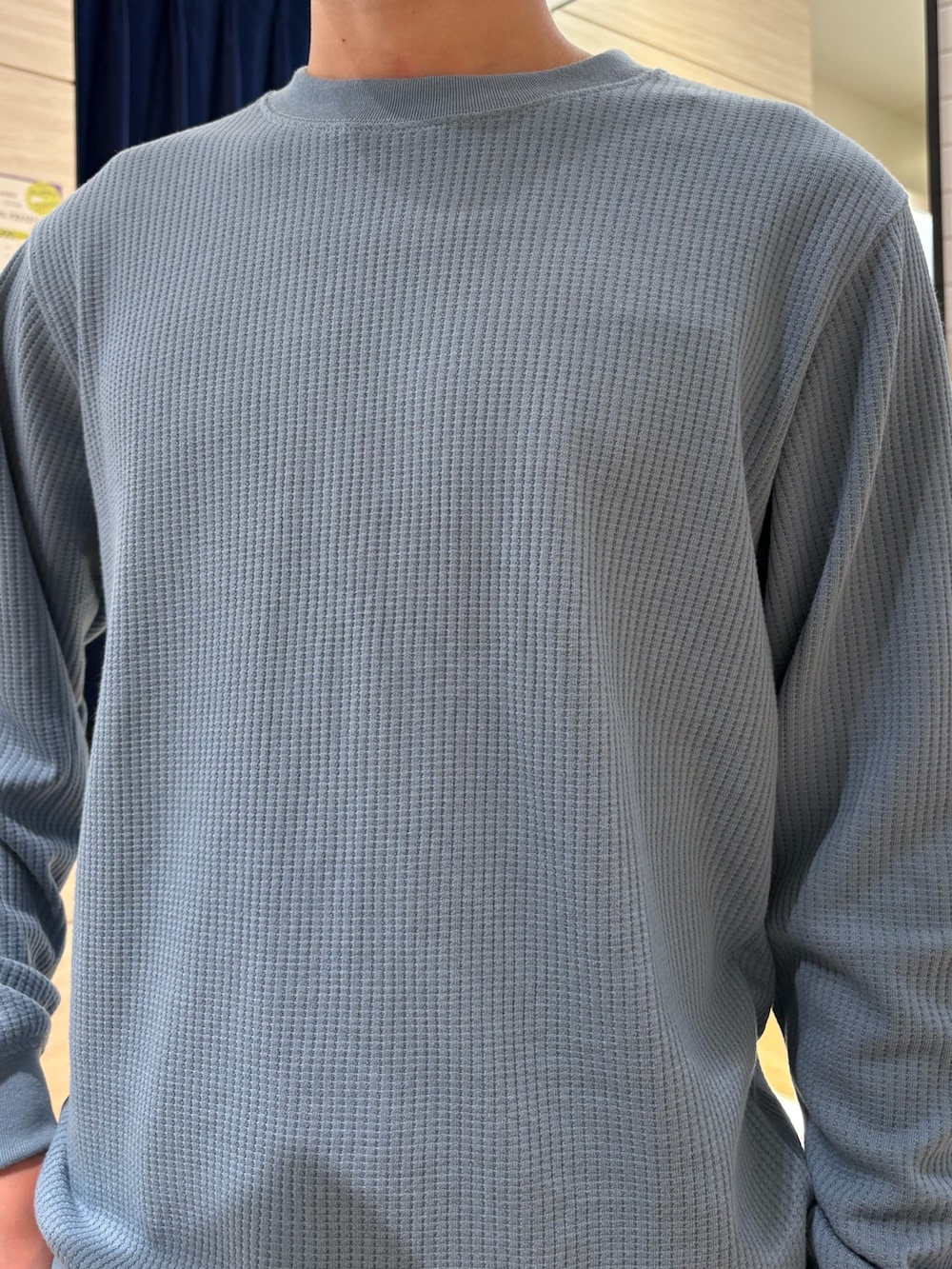 ブルー系のTシャツ/カットソー、ベージュ系のチノパンツを着用したメンズの秋コーディネートの4枚目の写真