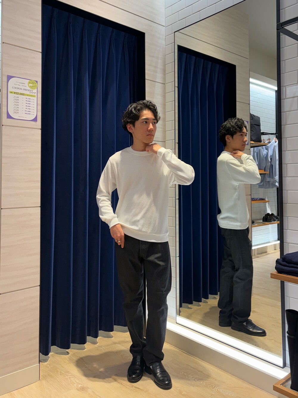 ホワイト系のTシャツ/カットソー、ブラック系のデニムパンツを着用したメンズの秋コーディネートの3枚目の写真