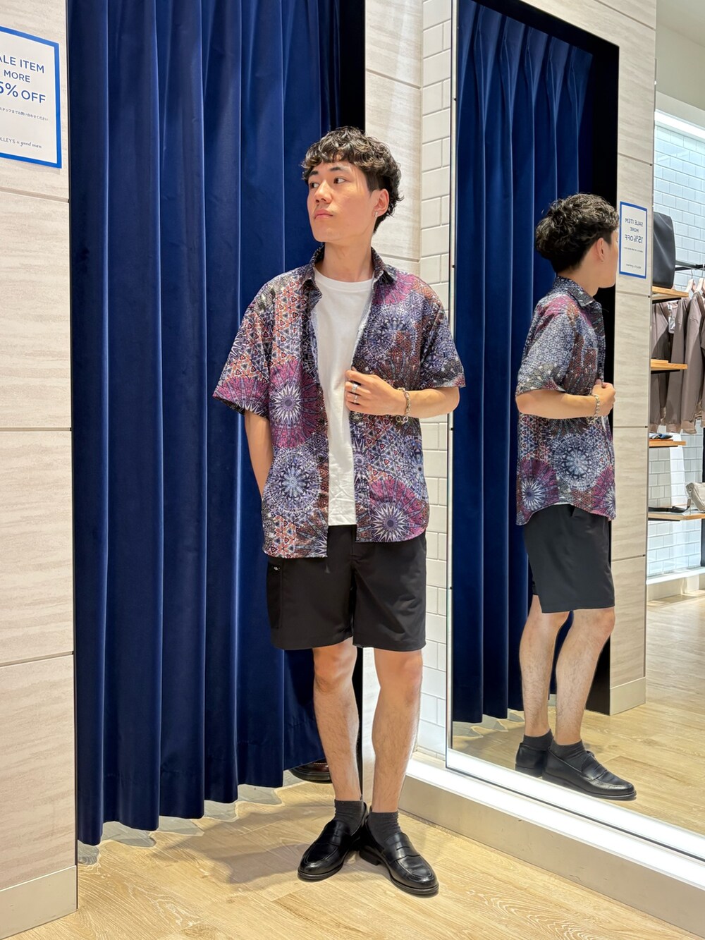ブルー系のシャツ/ブラウス、ブラック系のその他パンツを着用したメンズの夏コーディネートの2枚目の写真