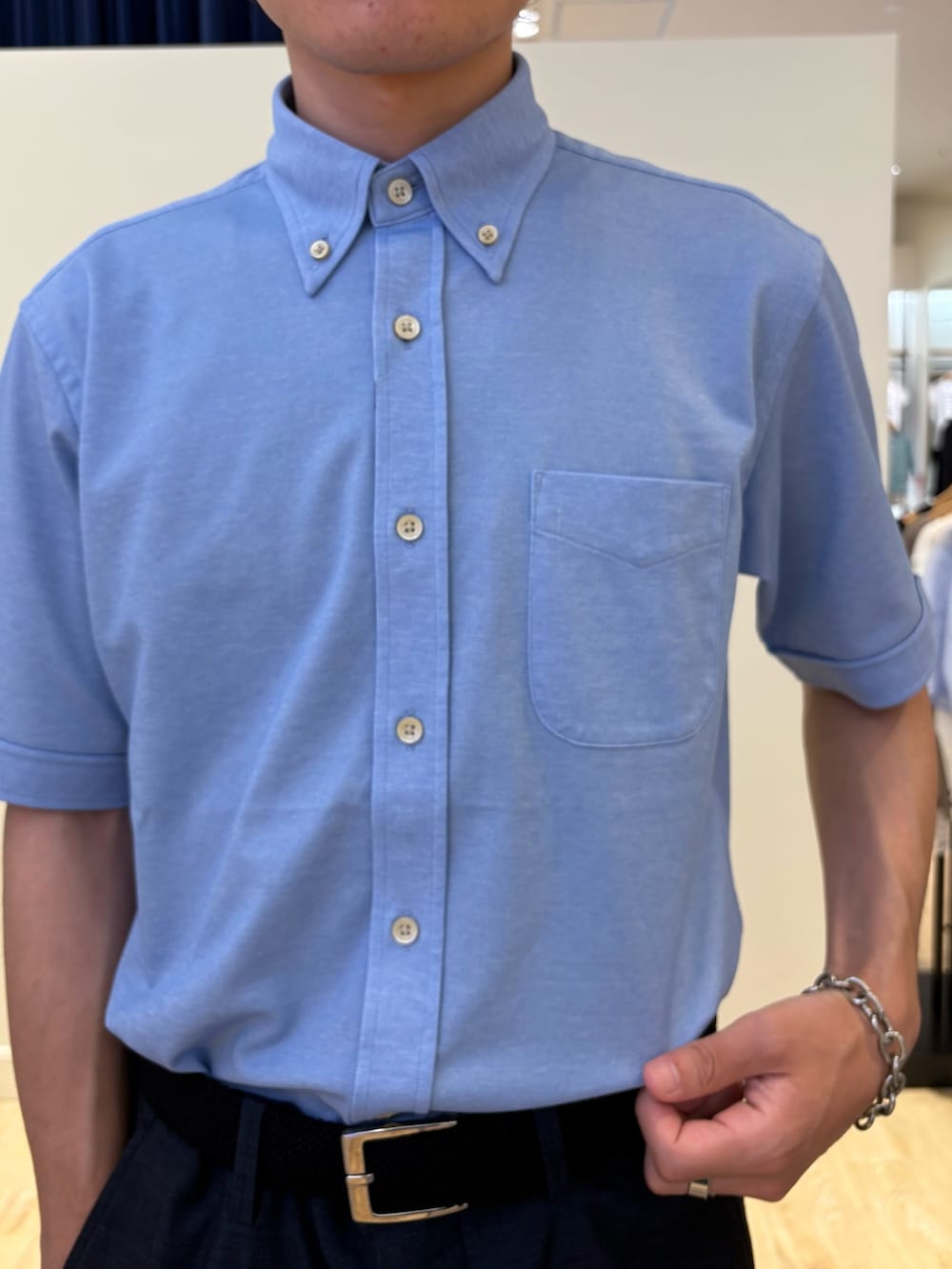ブルー系のシャツ/ブラウス、グレー系のチノパンツを着用したメンズの夏コーディネートの4枚目の写真