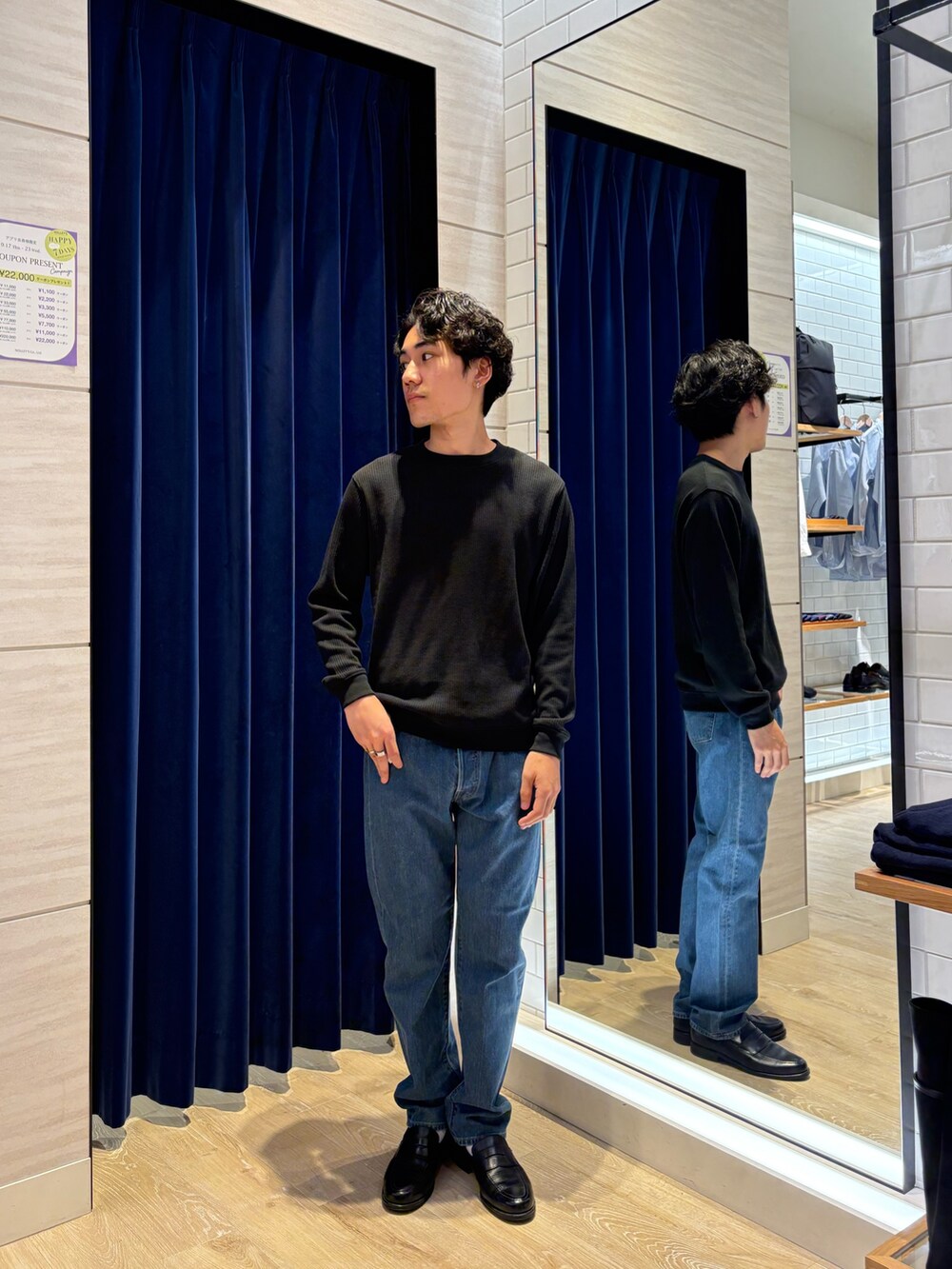 ブラック系のTシャツ/カットソー、ブルー系のデニムパンツを着用したメンズの秋コーディネートの2枚目の写真