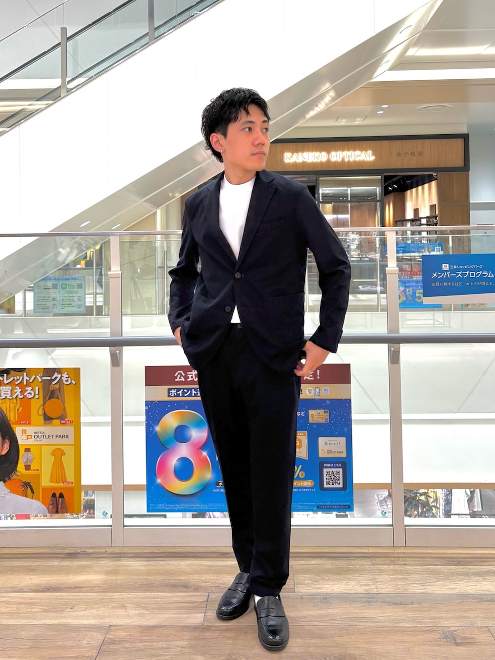 ブルー系のテーラードジャケット、ブルー系のその他パンツを着用したメンズの夏コーディネートの3枚目の写真