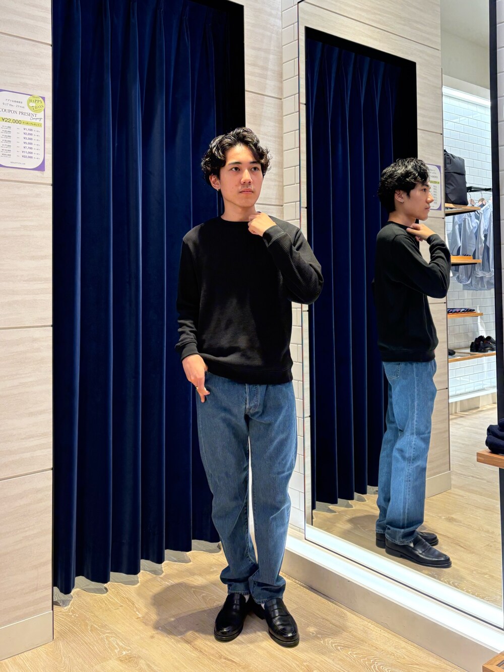 ブラック系のTシャツ/カットソー、ブルー系のデニムパンツを着用したメンズの秋コーディネートの3枚目の写真