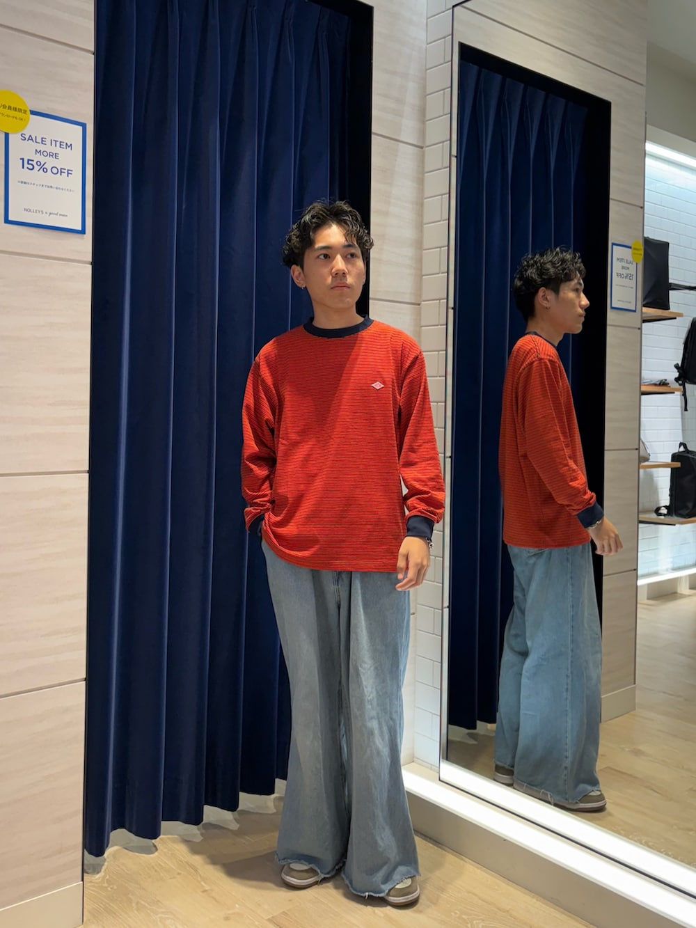 ピンク系のTシャツ/カットソーを着用したメンズの夏コーディネートの3枚目の写真