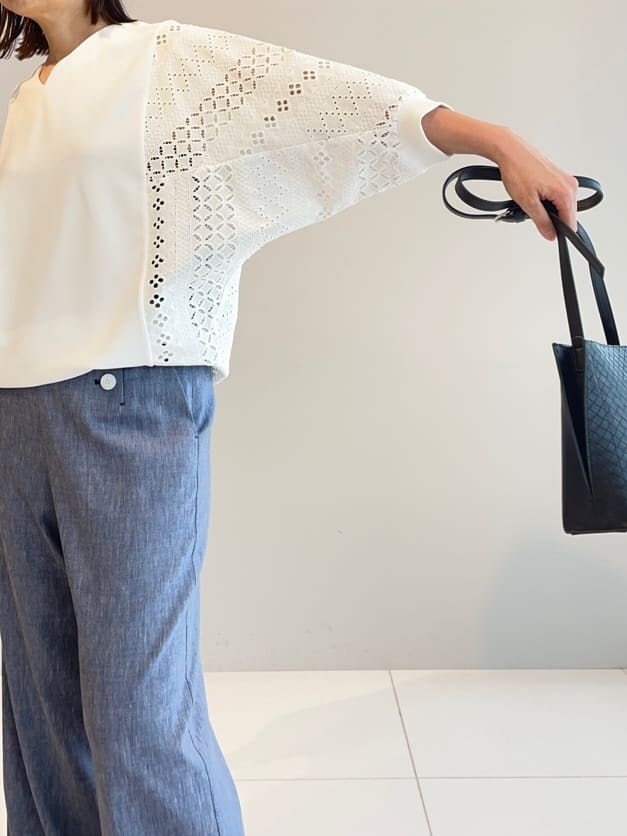 ホワイト系のTシャツ/カットソー、ブルー系のその他パンツ、シルバー系のその他シューズを着用したレディースの夏コーディネートの5枚目の写真