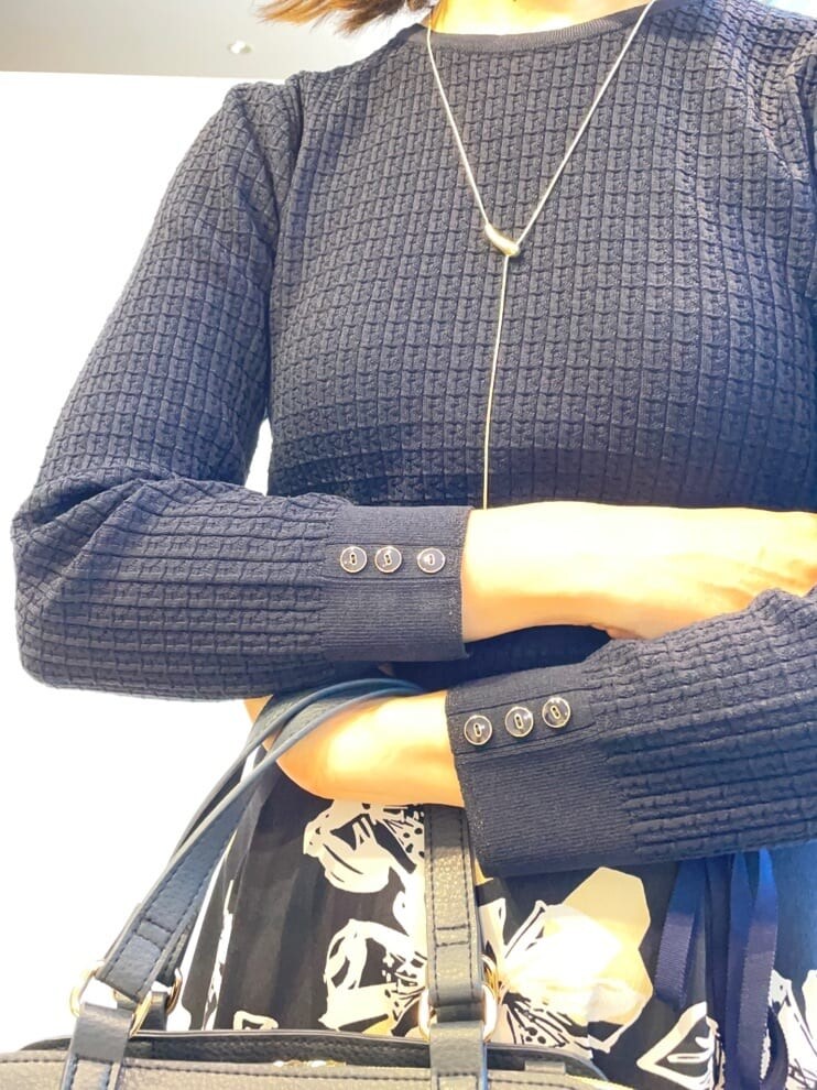 ブラック系のパンプス、ブルー系のスカート、ブルー系のニット/セーターを着用したレディースの冬コーディネートの5枚目の写真