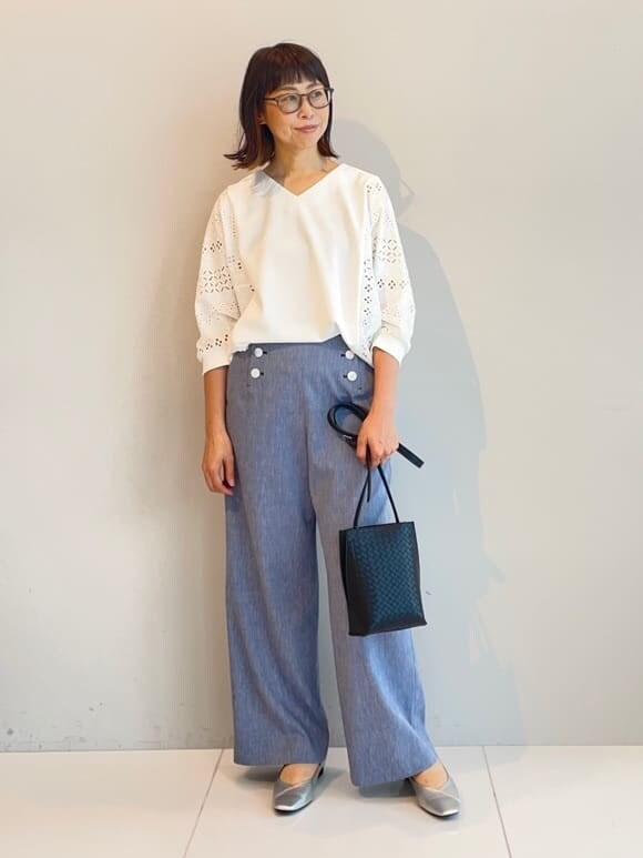 ホワイト系のTシャツ/カットソー、ブルー系のその他パンツ、シルバー系のその他シューズを着用したレディースの夏コーディネートの2枚目の写真