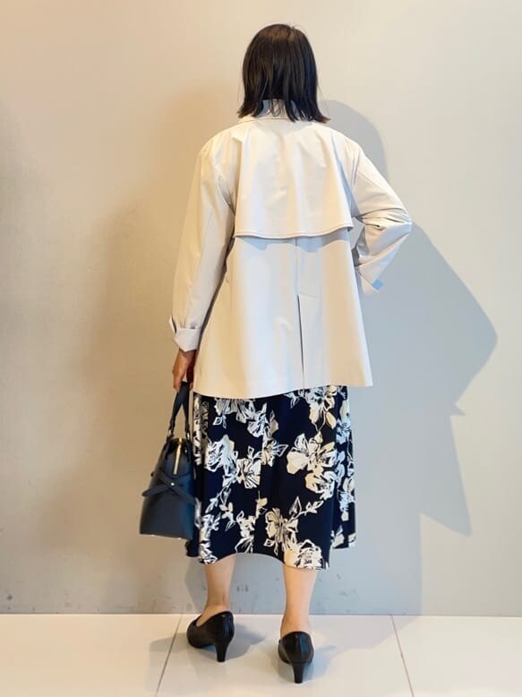 ブラック系のパンプス、ブルー系のスカート、ブルー系のニット/セーターを着用したレディースの冬コーディネートの9枚目の写真