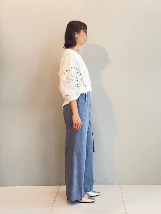 ホワイト系のTシャツ/カットソー、ブルー系のその他パンツ、シルバー系のその他シューズを着用したレディースの夏コーディネートの3枚目の写真