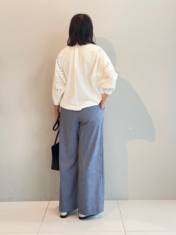ホワイト系のTシャツ/カットソー、ブルー系のその他パンツ、シルバー系のその他シューズを着用したレディースの夏コーディネートの4枚目の写真