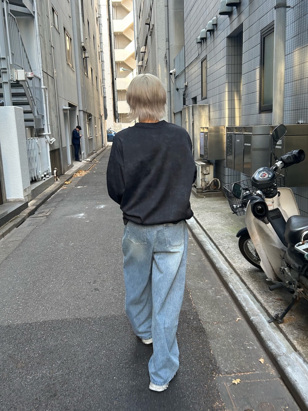 ブルー系のデニムパンツ、ブラック系のショルダーバッグを着用したメンズの冬コーディネートの2枚目の写真