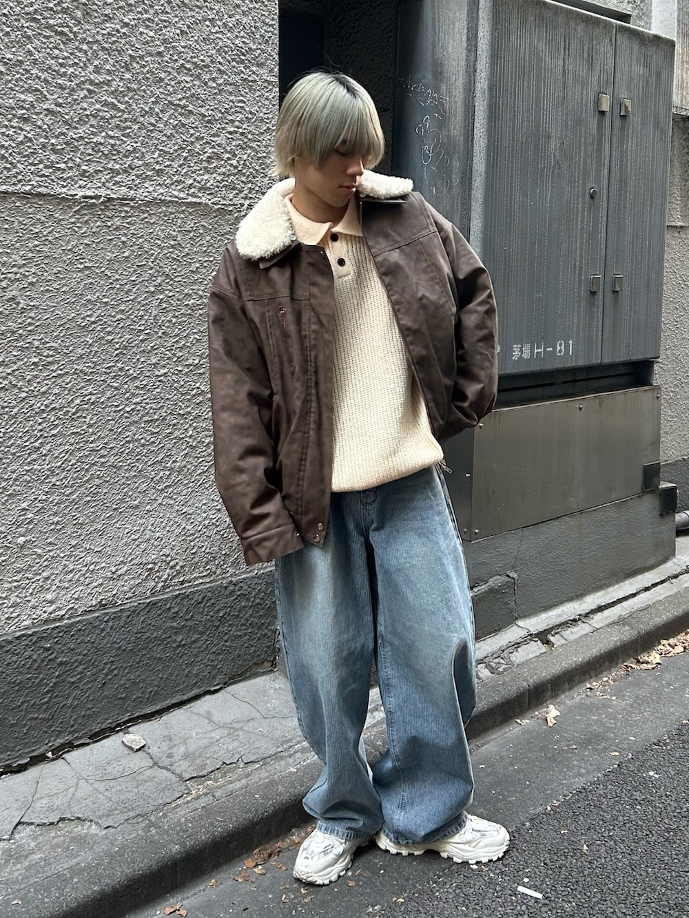 ブラウン系のブルゾンを着用したメンズの秋コーディネートの2枚目の写真