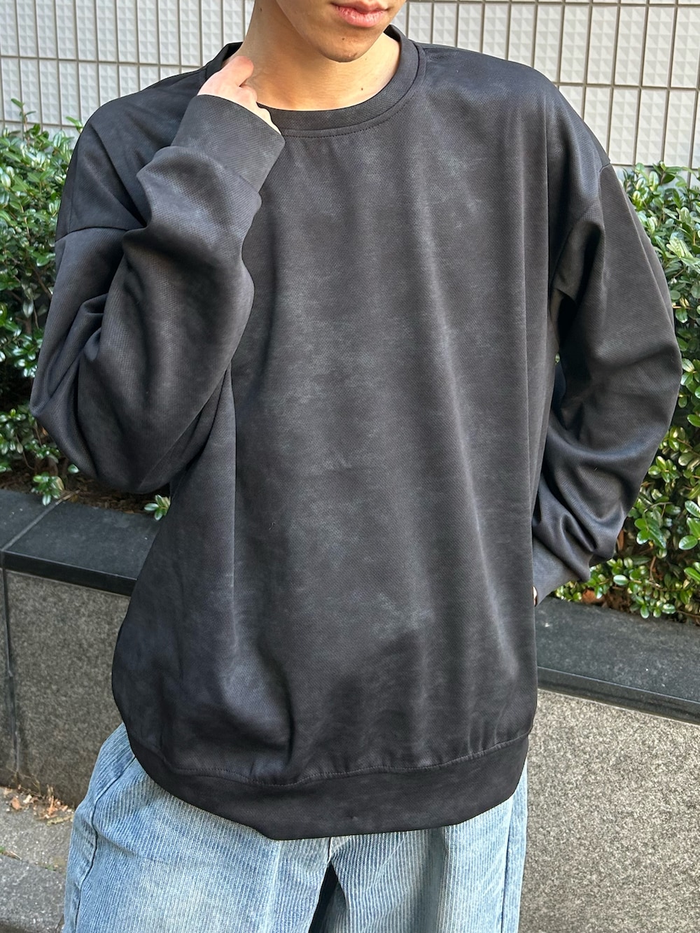 ブルー系のデニムパンツ、ブラック系のショルダーバッグを着用したメンズの冬コーディネートの4枚目の写真