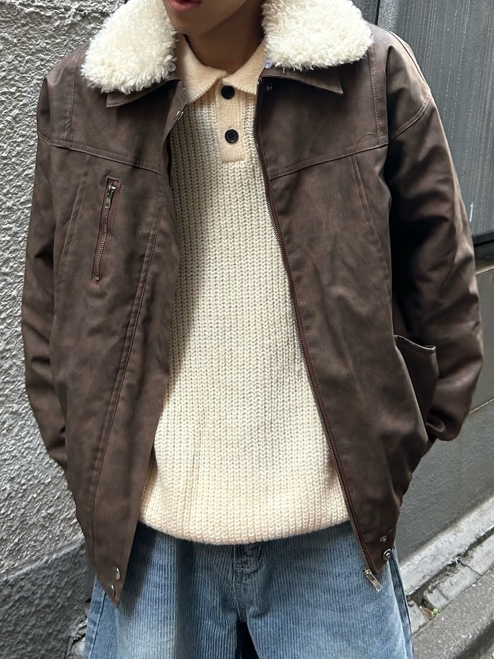 ブラウン系のブルゾンを着用したメンズの秋コーディネートの3枚目の写真