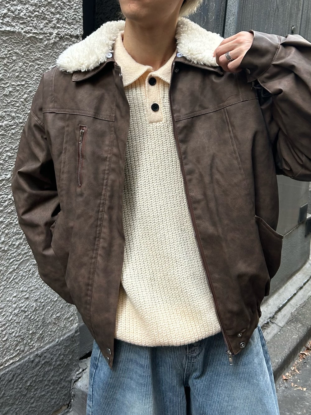 ブラウン系のブルゾンを着用したメンズの秋コーディネートの4枚目の写真