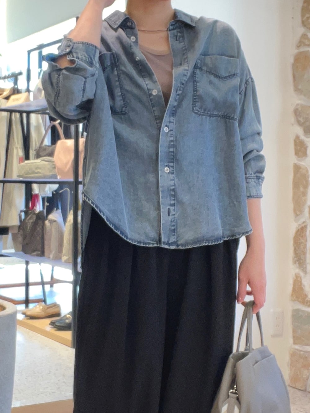 ブラウン系のタンクトップ、グレー系のトートバッグ、ブラック系のその他パンツを着用したレディースの春コーディネートの2枚目の写真