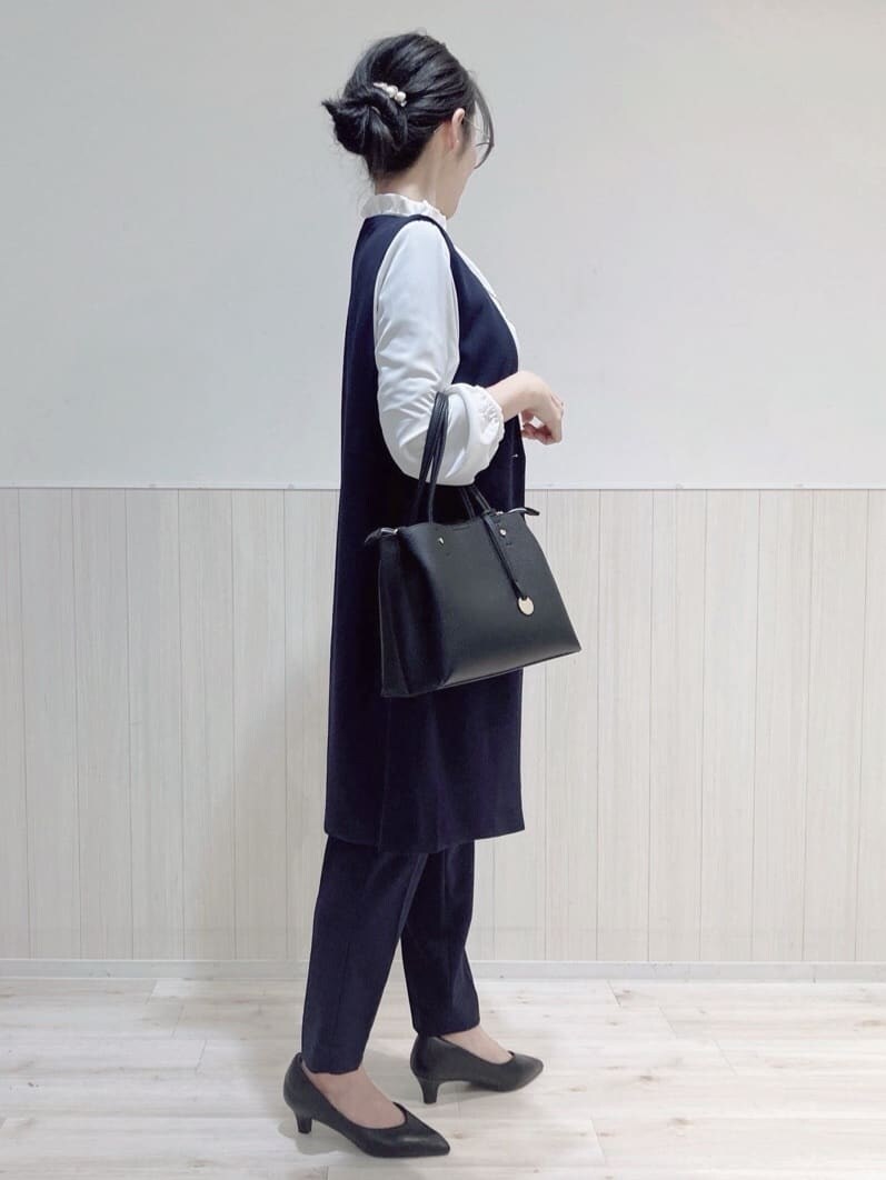 ブルー系のベスト、ホワイト系のシャツ/ブラウス、ブルー系のその他パンツを着用したレディースの春コーディネートの2枚目の写真