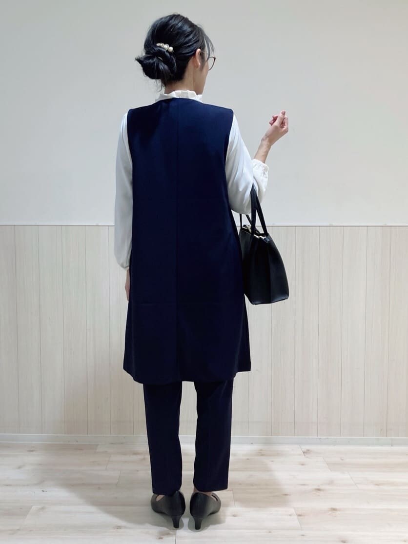 ブルー系のベスト、ホワイト系のシャツ/ブラウス、ブルー系のその他パンツを着用したレディースの春コーディネートの3枚目の写真