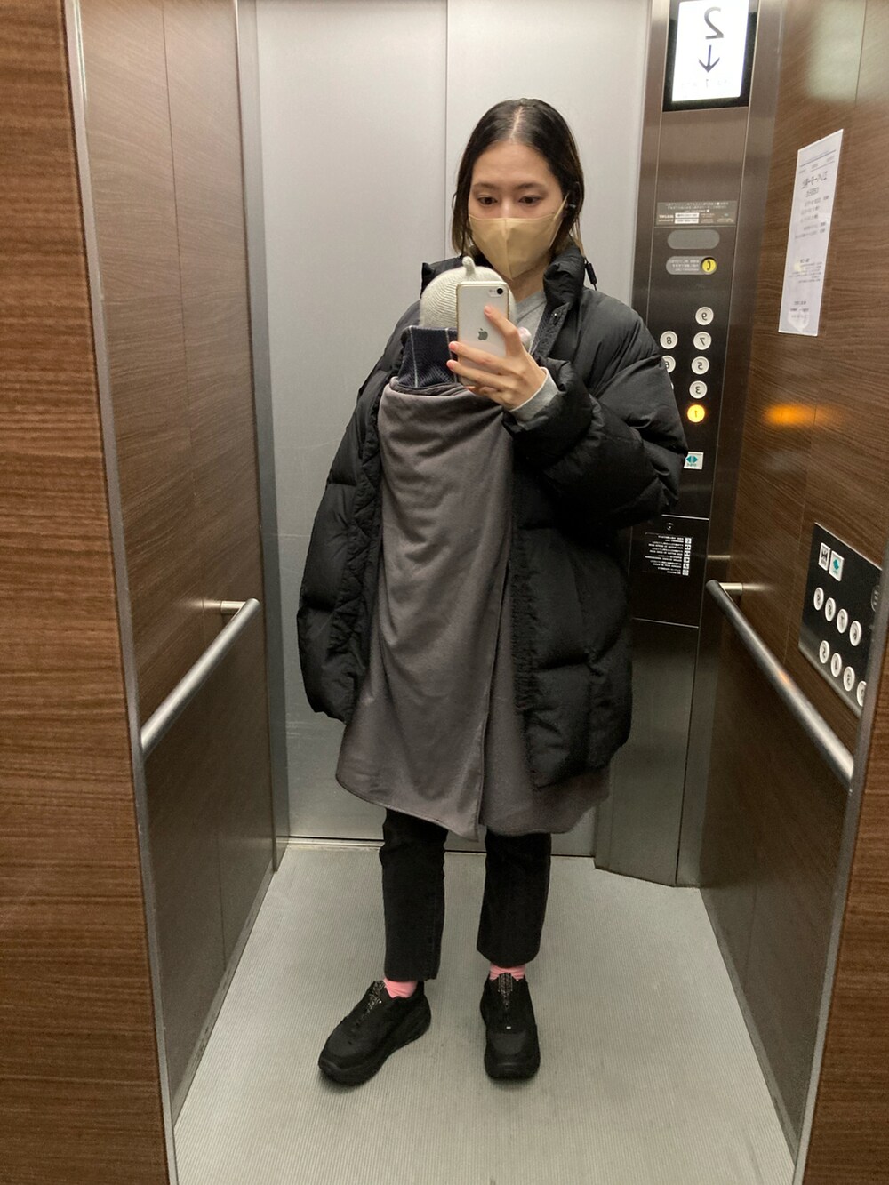 ブラック系のダウンジャケット/コート、ブラック系のその他パンツ、ブラック系のスニーカーを着用したレディースの冬コーディネートの2枚目の写真