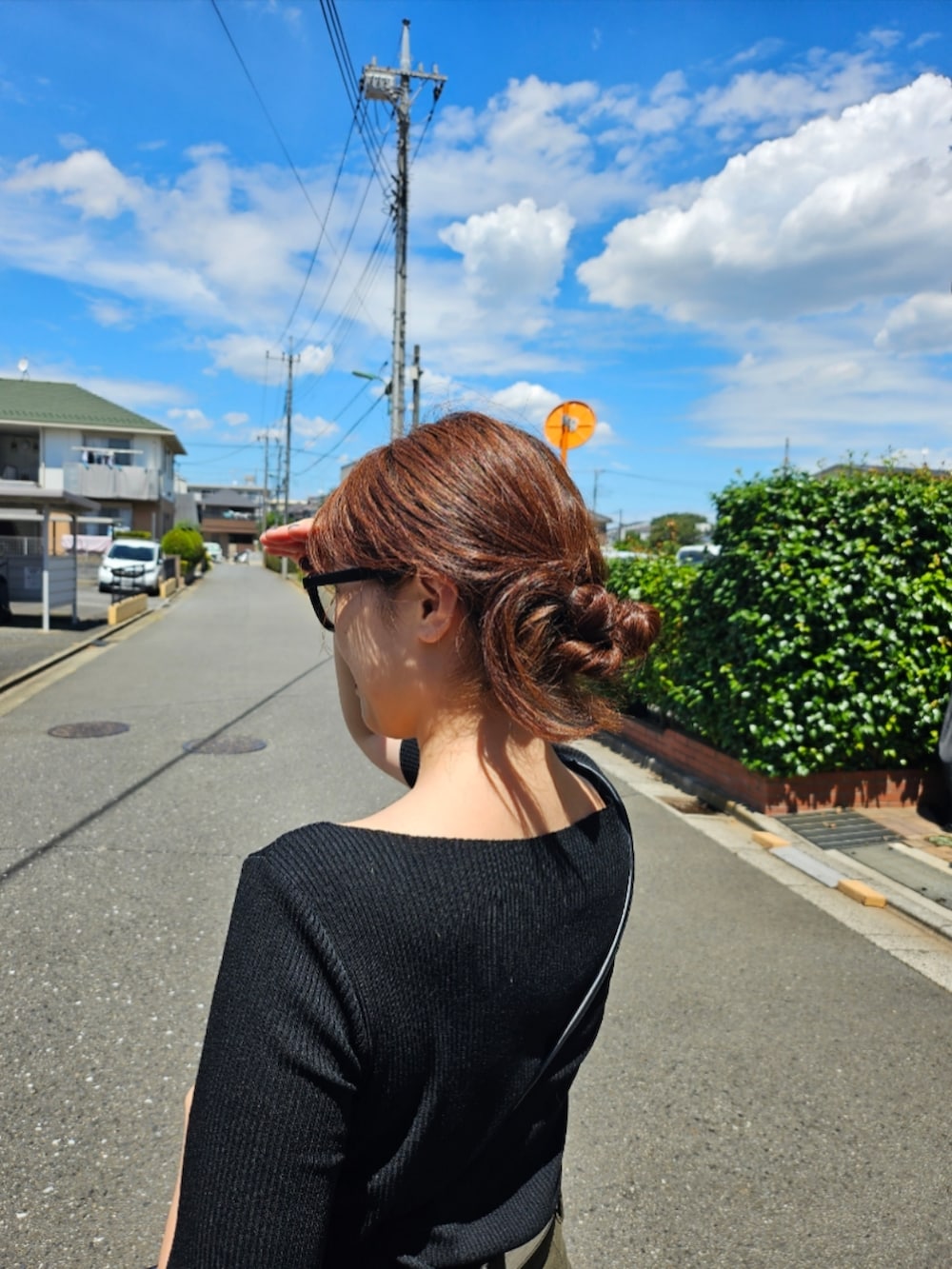 ブラック系のサンダル、ブラック系のTシャツ/カットソー、グリーン系のパンツを着用したレディースの夏コーディネートの2枚目の写真