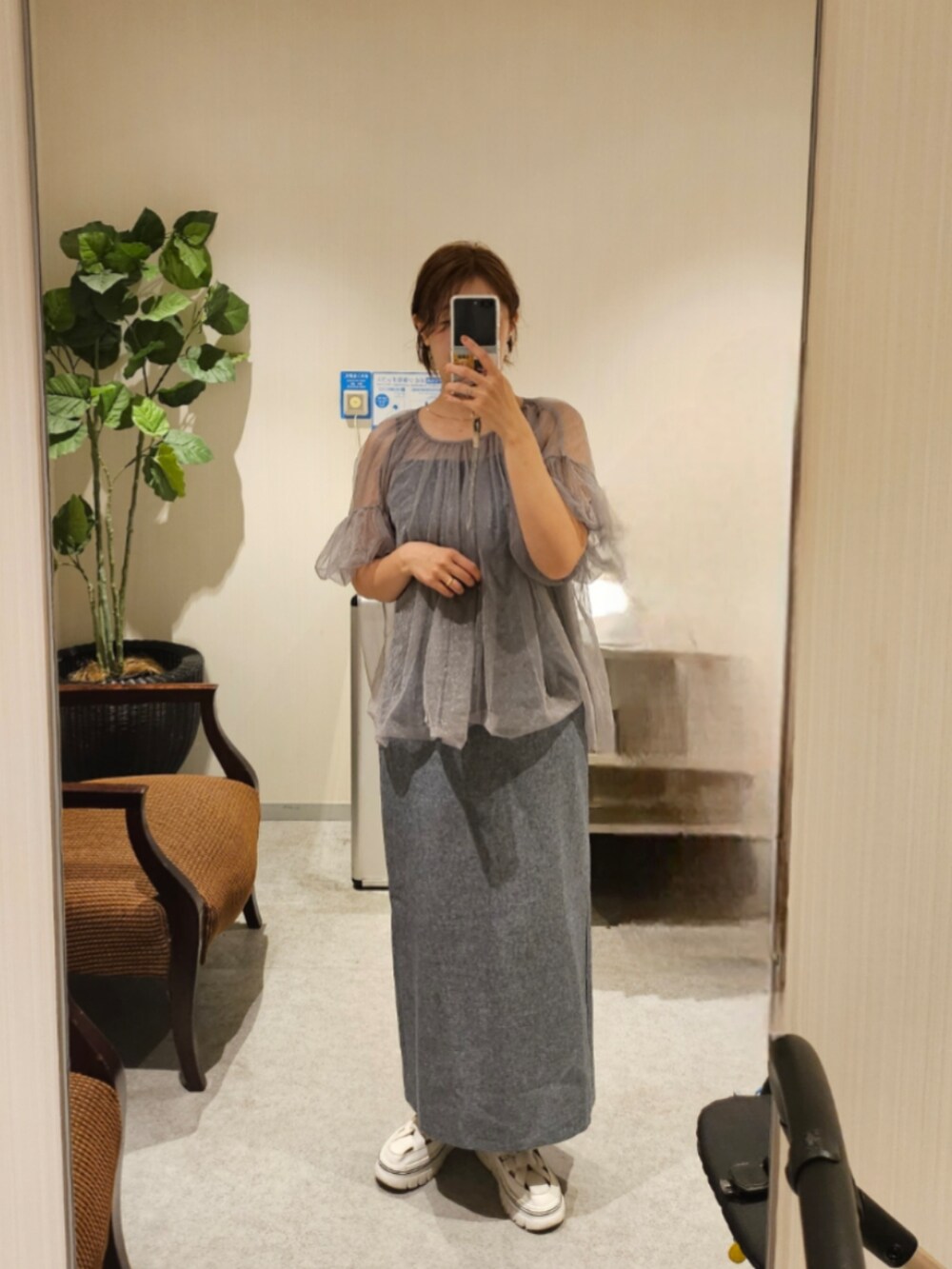 グレー系のTシャツ/カットソー、ブルー系のワンピースを着用したレディースの秋コーディネートの3枚目の写真