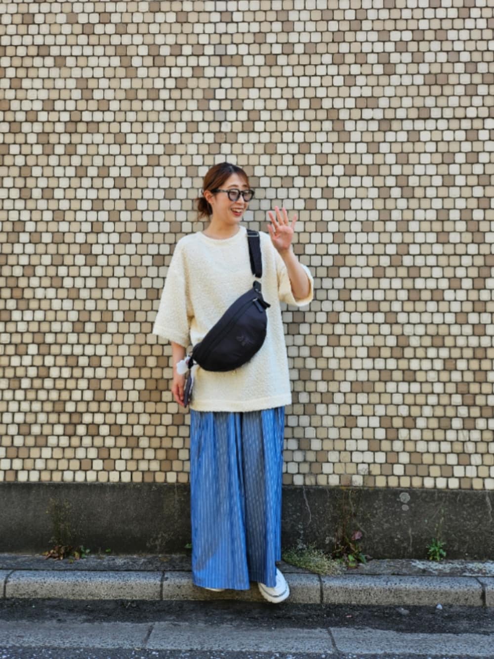 ブルー系のその他パンツ、ホワイト系のTシャツ/カットソー、ブラック系のメガネを着用したレディースの夏コーディネートの2枚目の写真