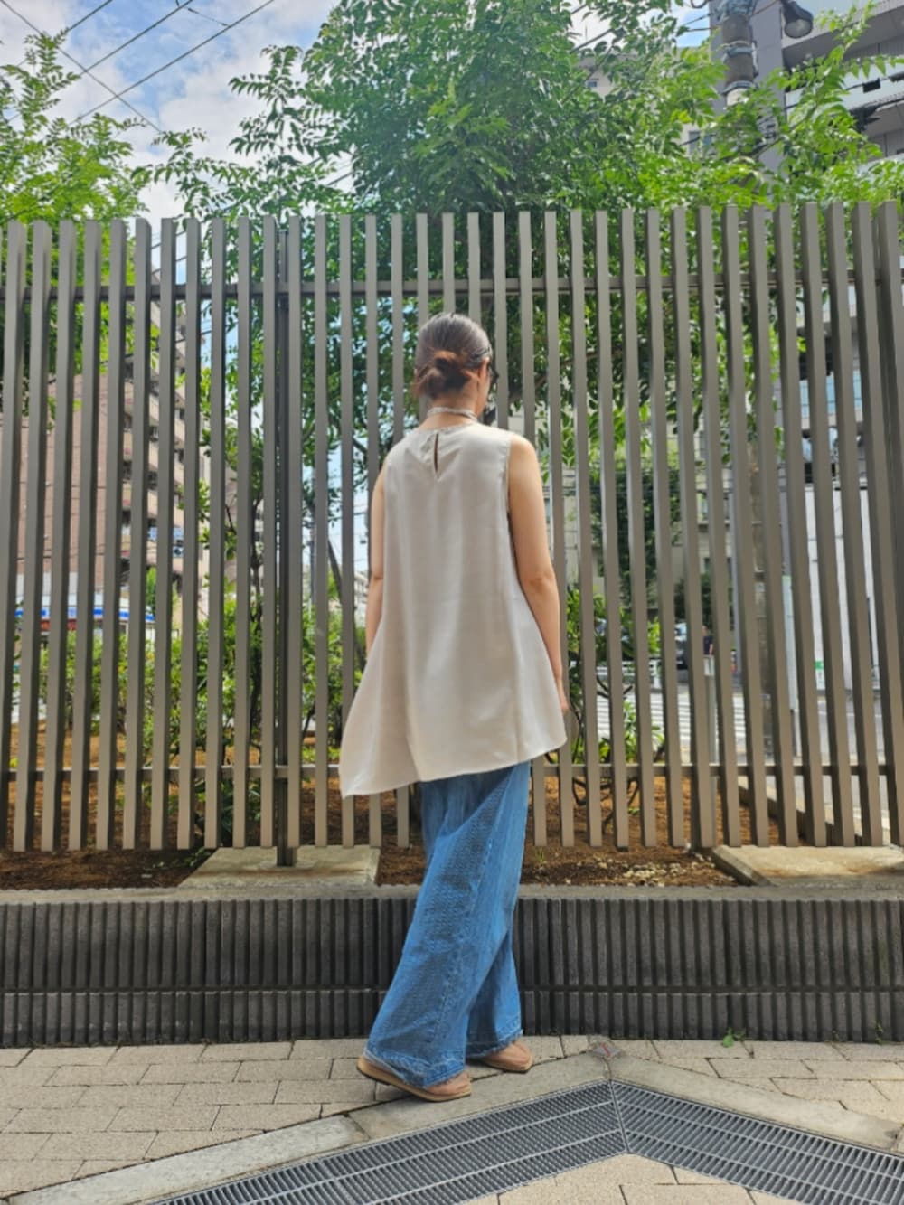 ホワイト系のシャツ/ブラウス、ブルー系のデニムパンツ、ベージュ系のシューズを着用したレディースの秋コーディネートの2枚目の写真