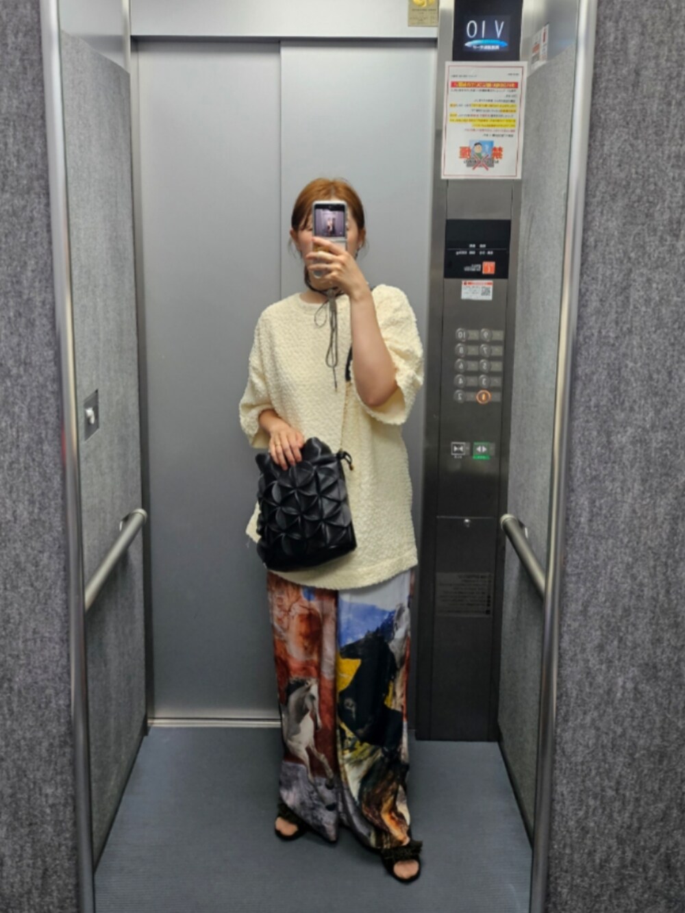 ホワイト系のTシャツ/カットソー、その他のその他パンツ、ブラック系のサンダルを着用したレディースの秋コーディネートの3枚目の写真