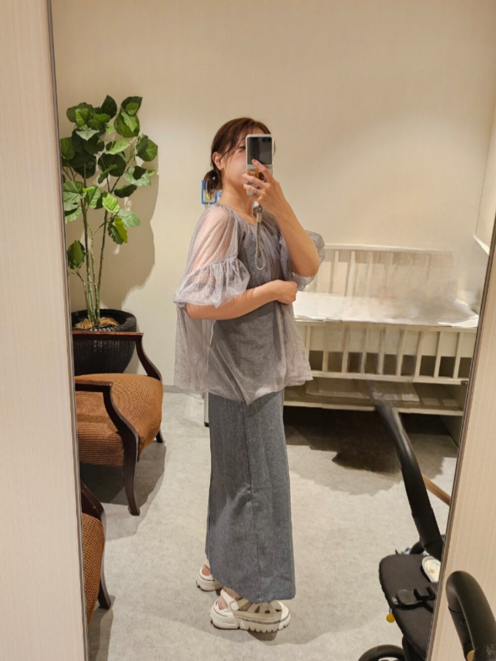 グレー系のTシャツ/カットソー、ブルー系のワンピースを着用したレディースの秋コーディネートの2枚目の写真