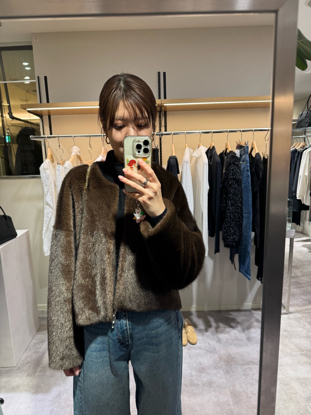 ブラウン系のその他アウター、ブルー系のデニムパンツ、ブラック系のニット/セーターを着用したレディースの冬コーディネートの2枚目の写真