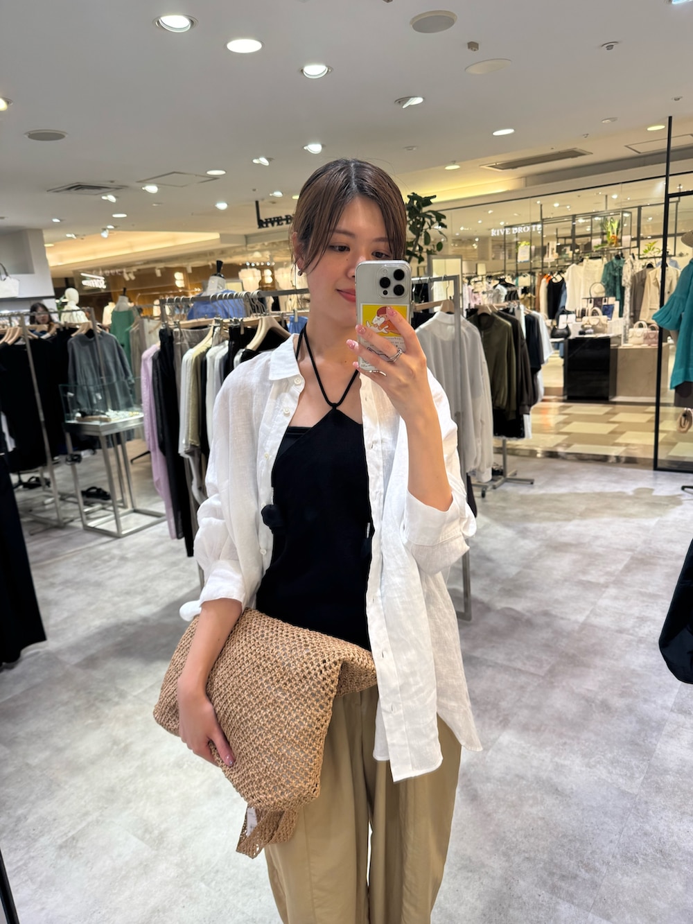 ホワイト系のシャツ/ブラウス、ベージュ系のその他パンツ、ブラック系のシャツ/ブラウスを着用したレディースの夏コーディネートの2枚目の写真