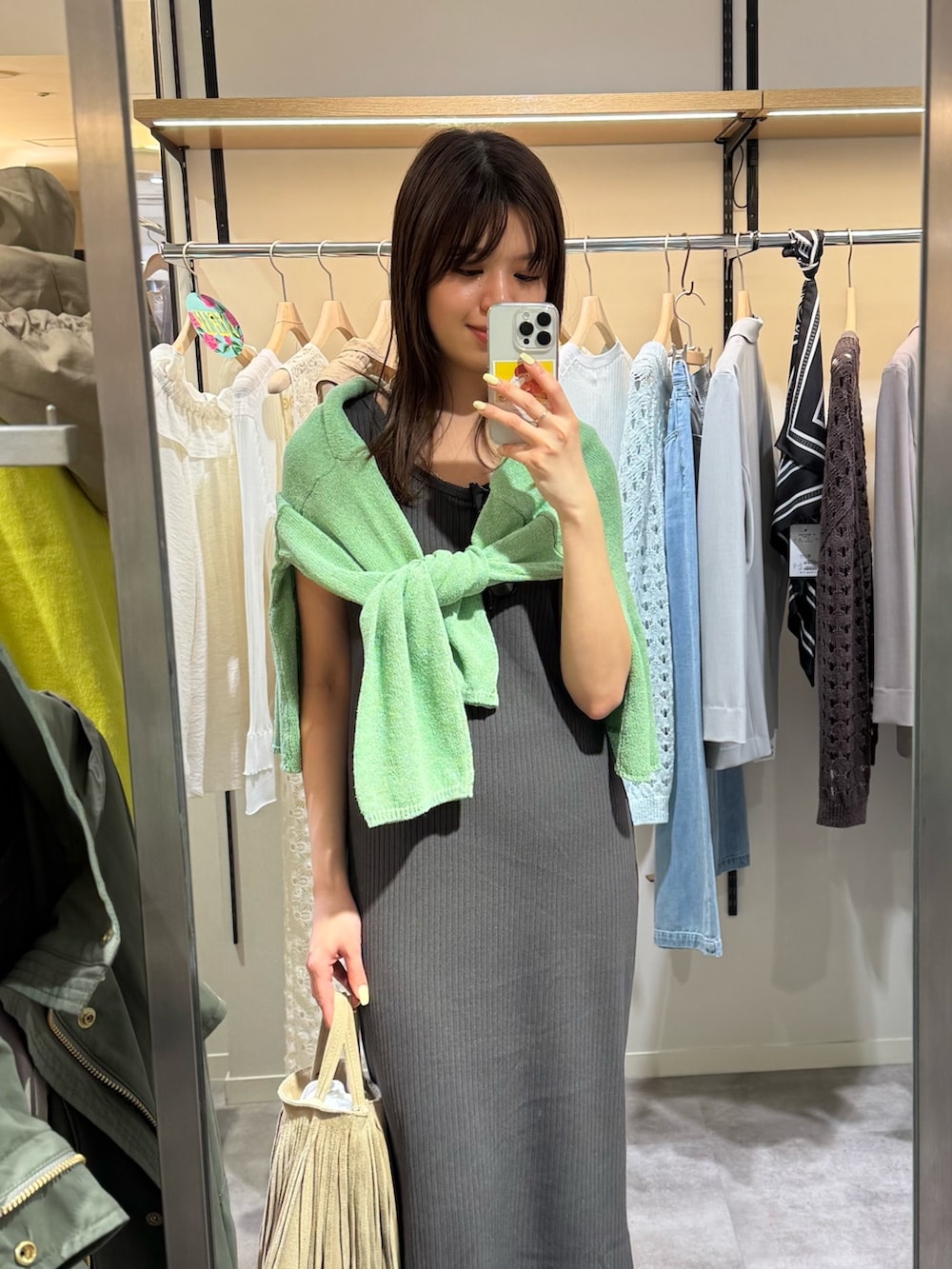 グレー系のワンピース、グリーン系のニット/セーター、ブラック系のその他シューズを着用したレディースの春コーディネートの2枚目の写真