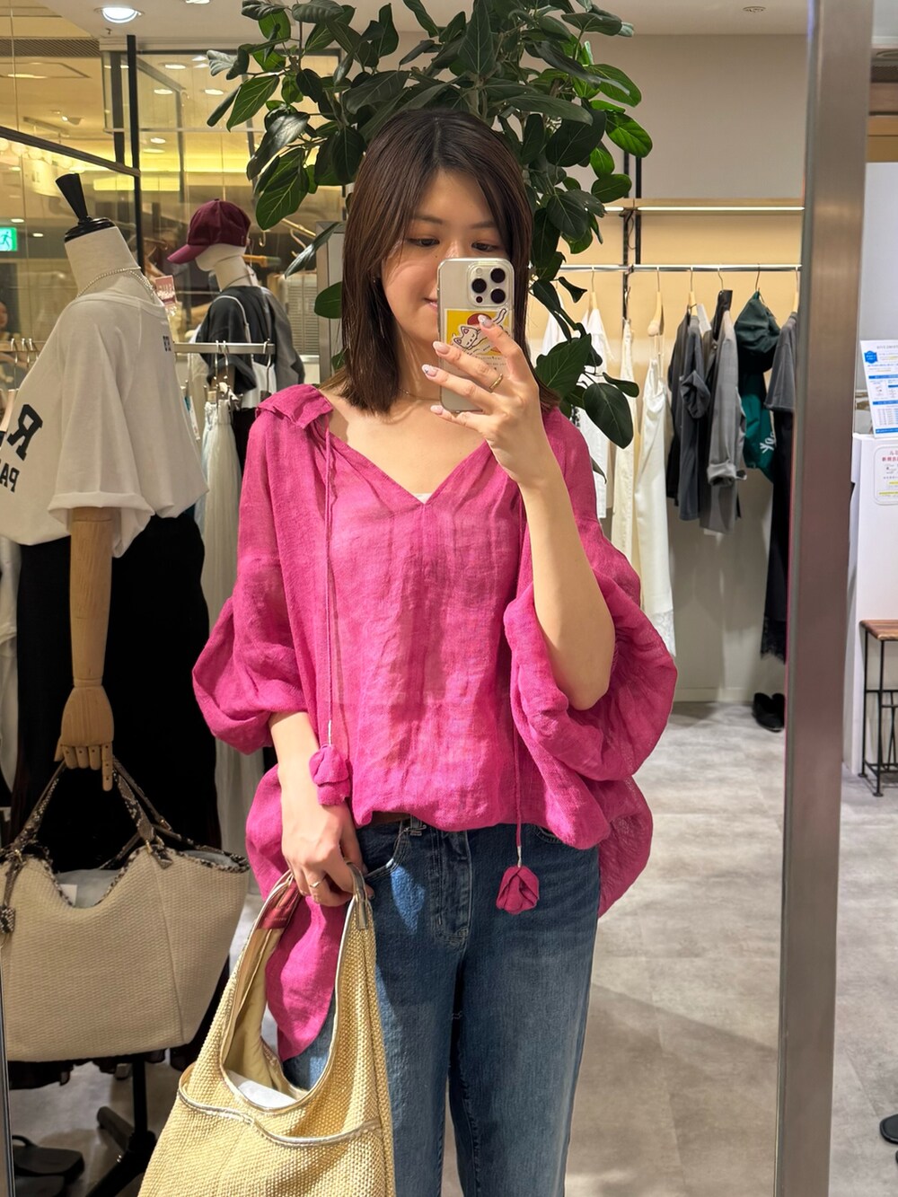 ブルー系のデニムパンツ、ピンク系のシャツ/ブラウスを着用したレディースの夏コーディネートの2枚目の写真