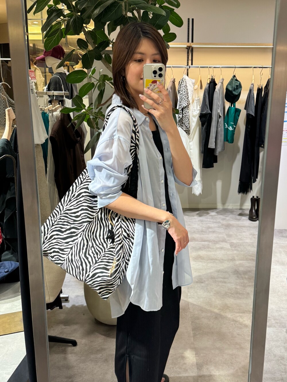 ブルー系のシャツ/ブラウス、ブラック系のワンピース、ブラック系のトートバッグを着用したレディースの夏コーディネートの2枚目の写真