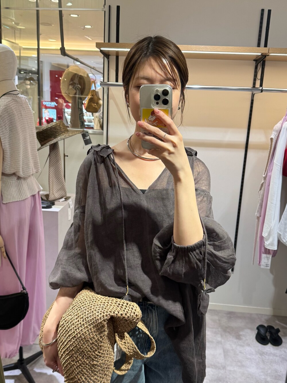 ブラウン系のシャツ/ブラウス、ブルー系のデニムパンツを着用したレディースの夏コーディネートの2枚目の写真