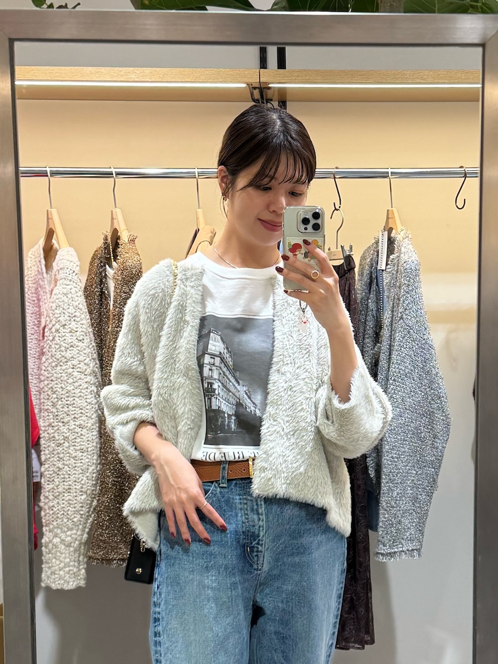 ホワイト系のTシャツ/カットソー、ブルー系のデニムパンツ、グレー系のカーディガン/ボレロを着用したレディースの秋コーディネートの2枚目の写真