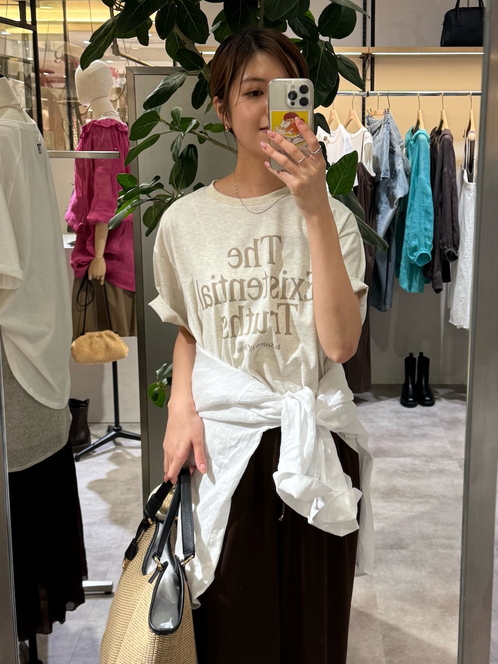 ベージュ系のTシャツ/カットソー、ホワイト系のシャツ/ブラウス、ブラウン系のその他パンツを着用したレディースの夏コーディネートの2枚目の写真