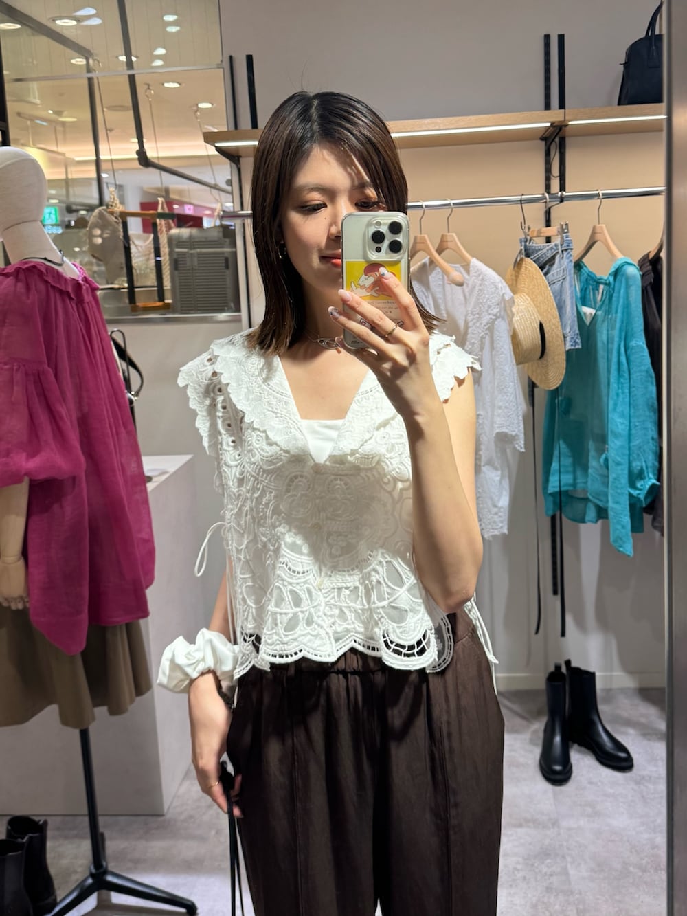 ホワイト系のベスト、ブラウン系のその他パンツ、ブラック系のその他シューズを着用したレディースの夏コーディネートの2枚目の写真