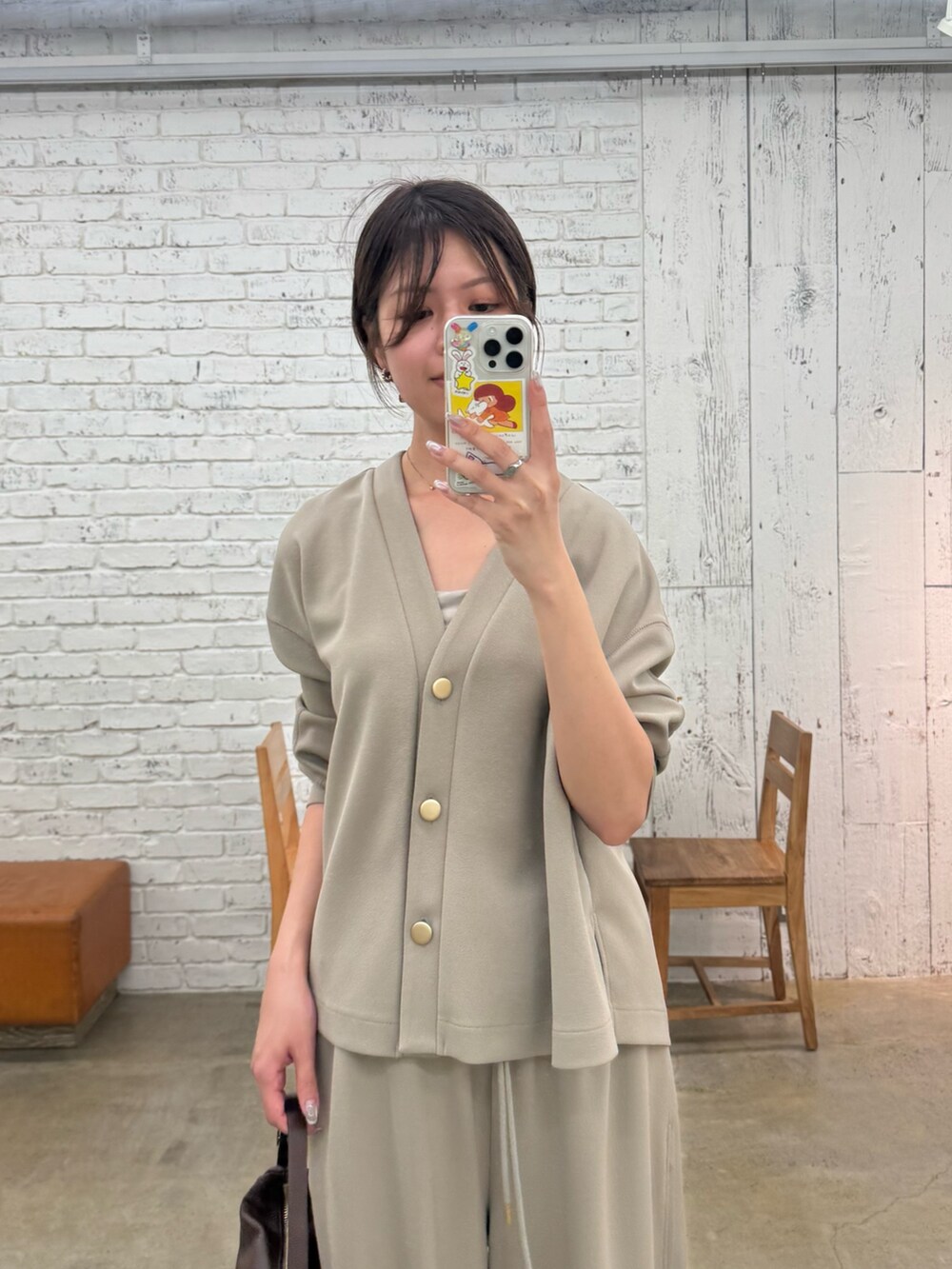 ベージュ系のカーディガン/ボレロ、ベージュ系のその他パンツ、ブラウン系のショルダーバッグを着用したレディースの秋コーディネートの2枚目の写真