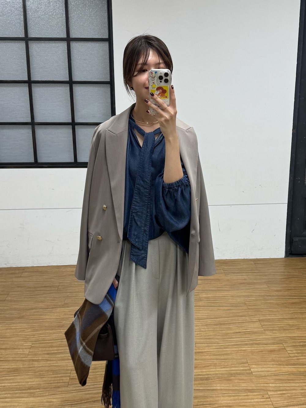 ベージュ系のテーラードジャケット、ブルー系のシャツ/ブラウス、ベージュ系のその他パンツを着用したレディースの秋コーディネートの2枚目の写真