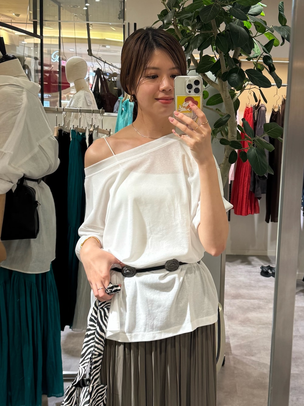 ホワイト系のTシャツ/カットソー、ブラウン系のスカート、ブラック系のトートバッグを着用したレディースの夏コーディネートの2枚目の写真