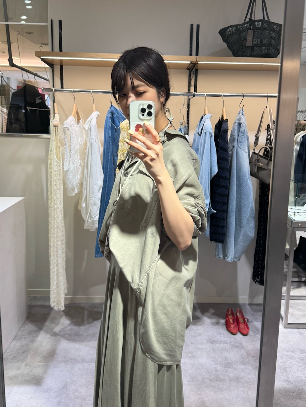 グリーン系のシャツ/ブラウス、グリーン系のスカート、ブラック系のその他シューズを着用したレディースの冬コーディネートの2枚目の写真