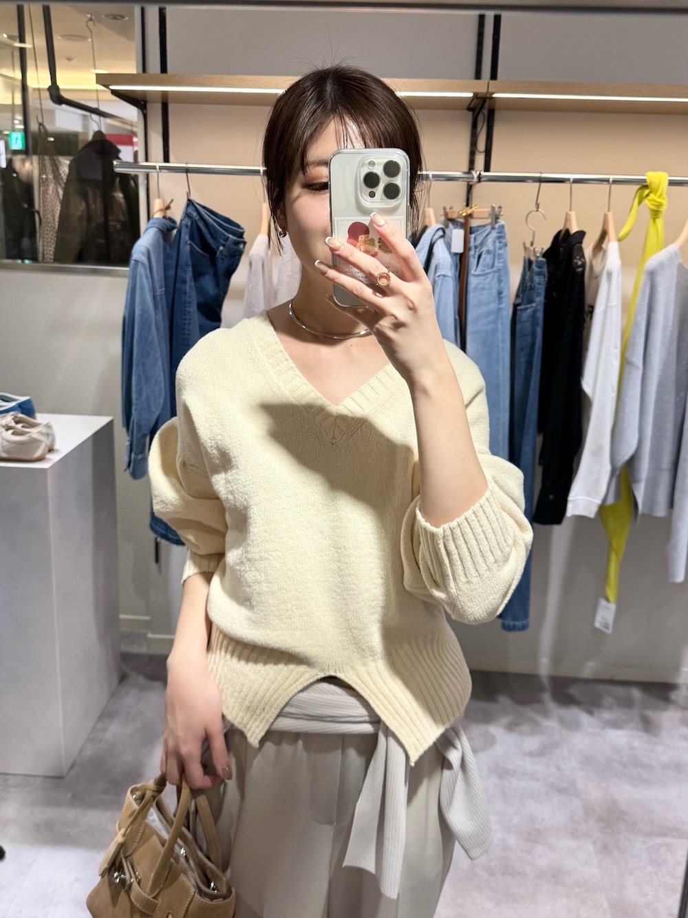 ホワイト系のニット/セーター、ベージュ系のカーディガン/ボレロ、ベージュ系のその他パンツを着用したレディースの冬コーディネートの2枚目の写真