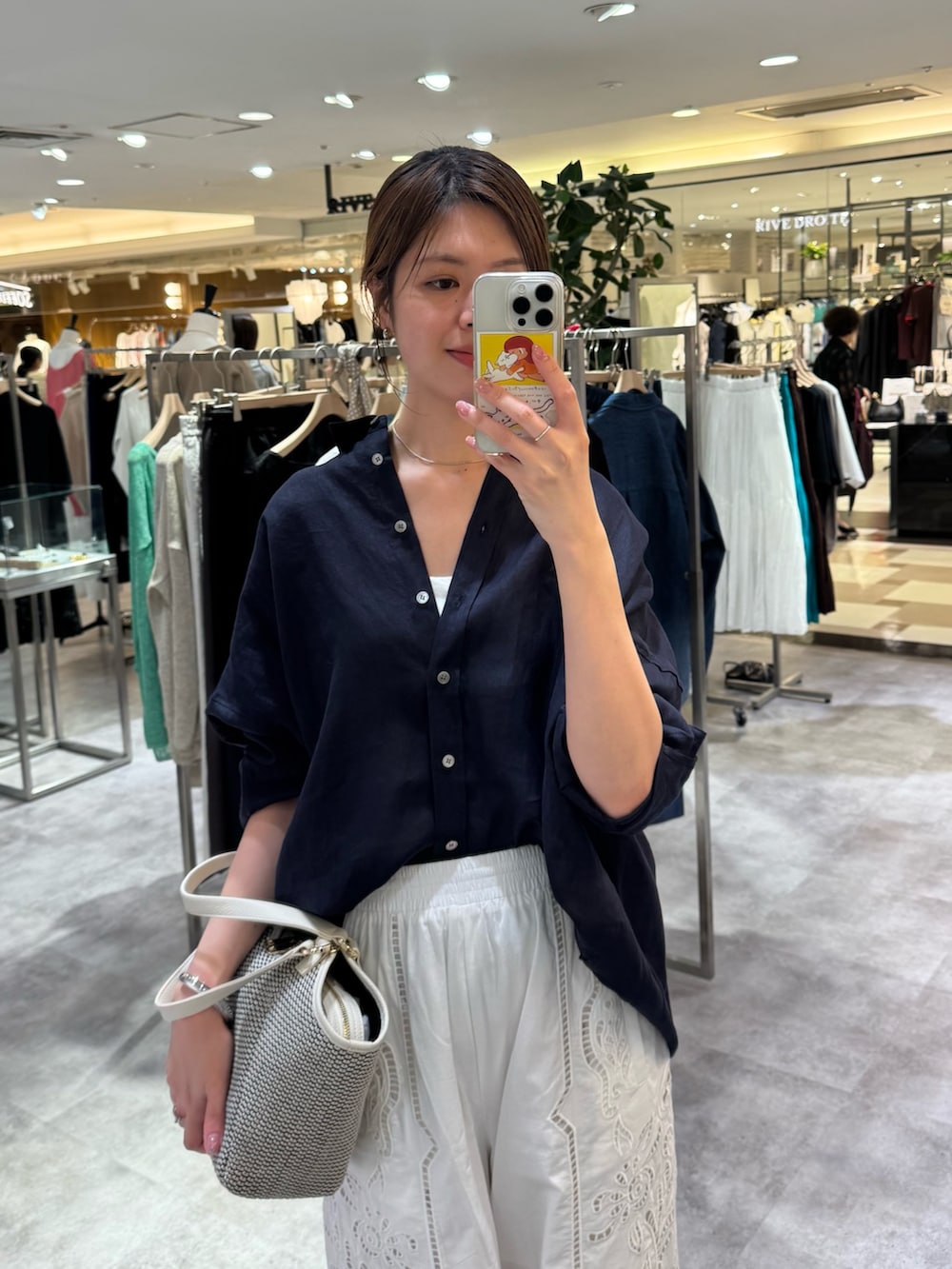 ホワイト系のその他パンツ、ブルー系のシャツ/ブラウス、ブラック系のサンダルを着用したレディースの夏コーディネートの2枚目の写真