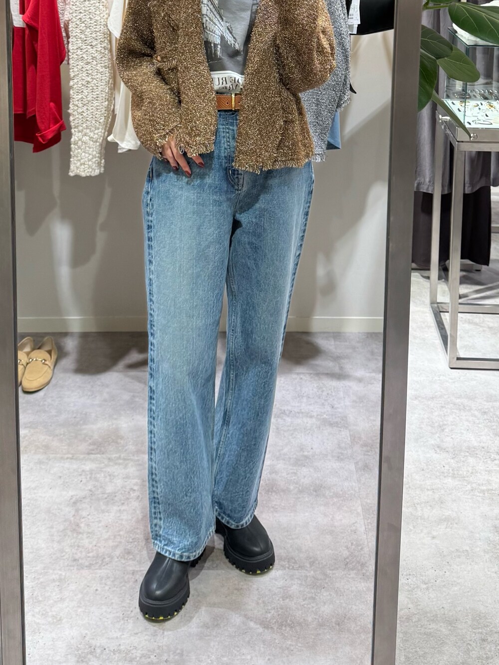 ホワイト系のTシャツ/カットソー、ベージュ系のカーディガン/ボレロ、ブルー系のデニムパンツを着用したレディースの秋コーディネートの3枚目の写真