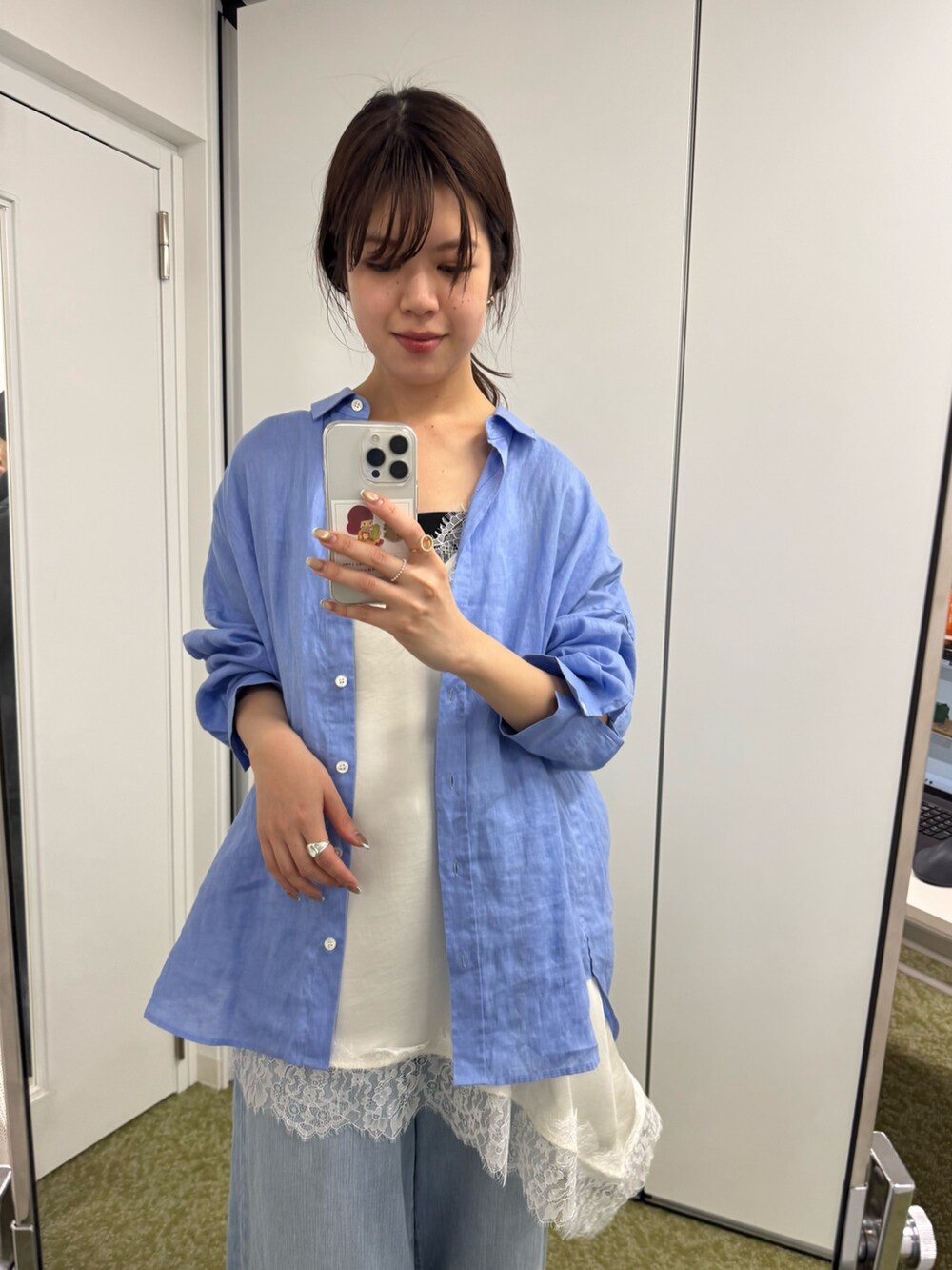 ブルー系のシャツ/ブラウス、ホワイト系のキャミソール、ブルー系のデニムパンツを着用したレディースの冬コーディネートの2枚目の写真