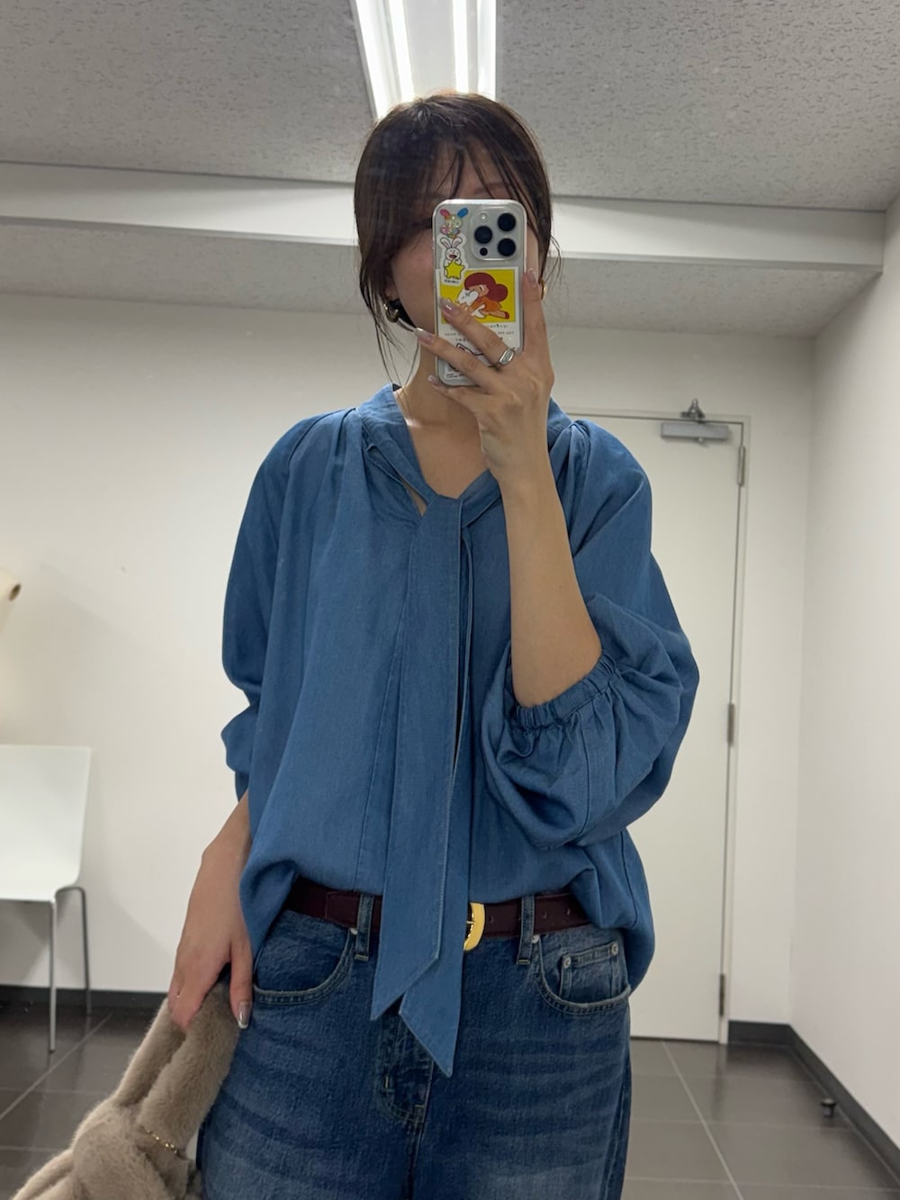 ブルー系のシャツ/ブラウス、ブルー系のデニムパンツ、ベージュ系のパンプスを着用したレディースの秋コーディネートの2枚目の写真
