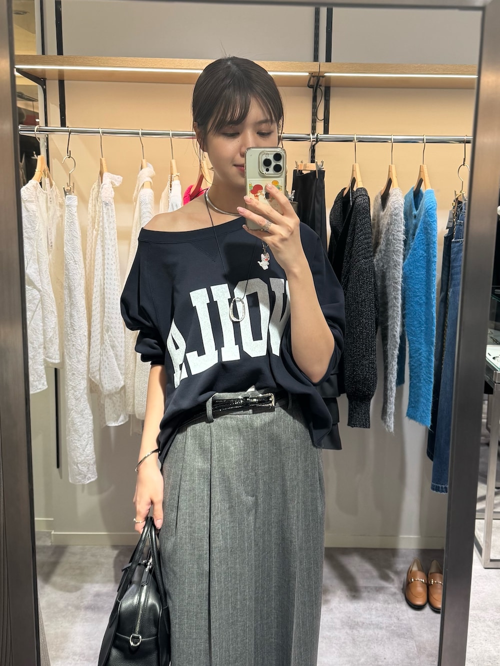 ブルー系のスウェット、グレー系のスラックス、ブラック系のブーツを着用したレディースの冬コーディネートの2枚目の写真