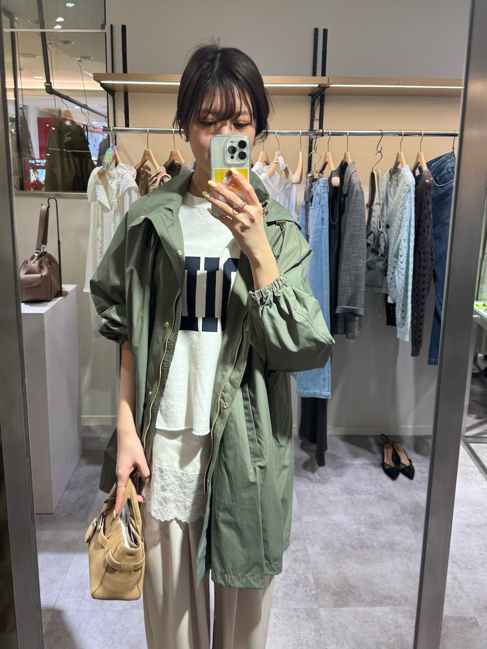 グリーン系のその他アウター、ホワイト系のスウェット、ベージュ系のその他パンツを着用したレディースの春コーディネートの2枚目の写真